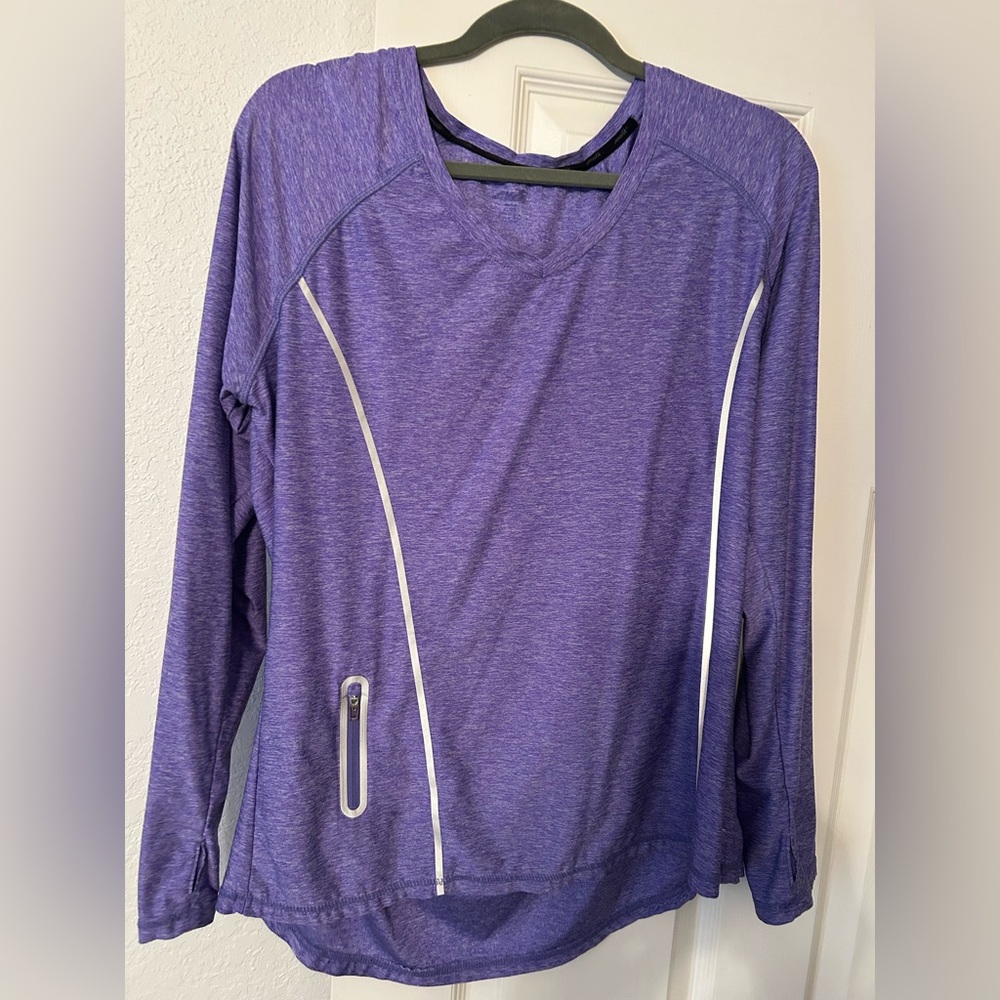 Casual/workout top in purple by Aria, size XL.